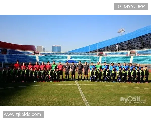 足球巨星们身着西装优雅合影展现风采与魅力的精彩瞬间 足球巨星们身着西装优雅合影展现风采与魅力的精彩瞬间