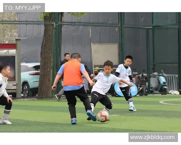 足球明星们的日常训练与比赛场地揭秘,看看他们整天都在哪踢球 足球明星们的日常训练与比赛场地揭秘,看看他们整天都在哪踢球